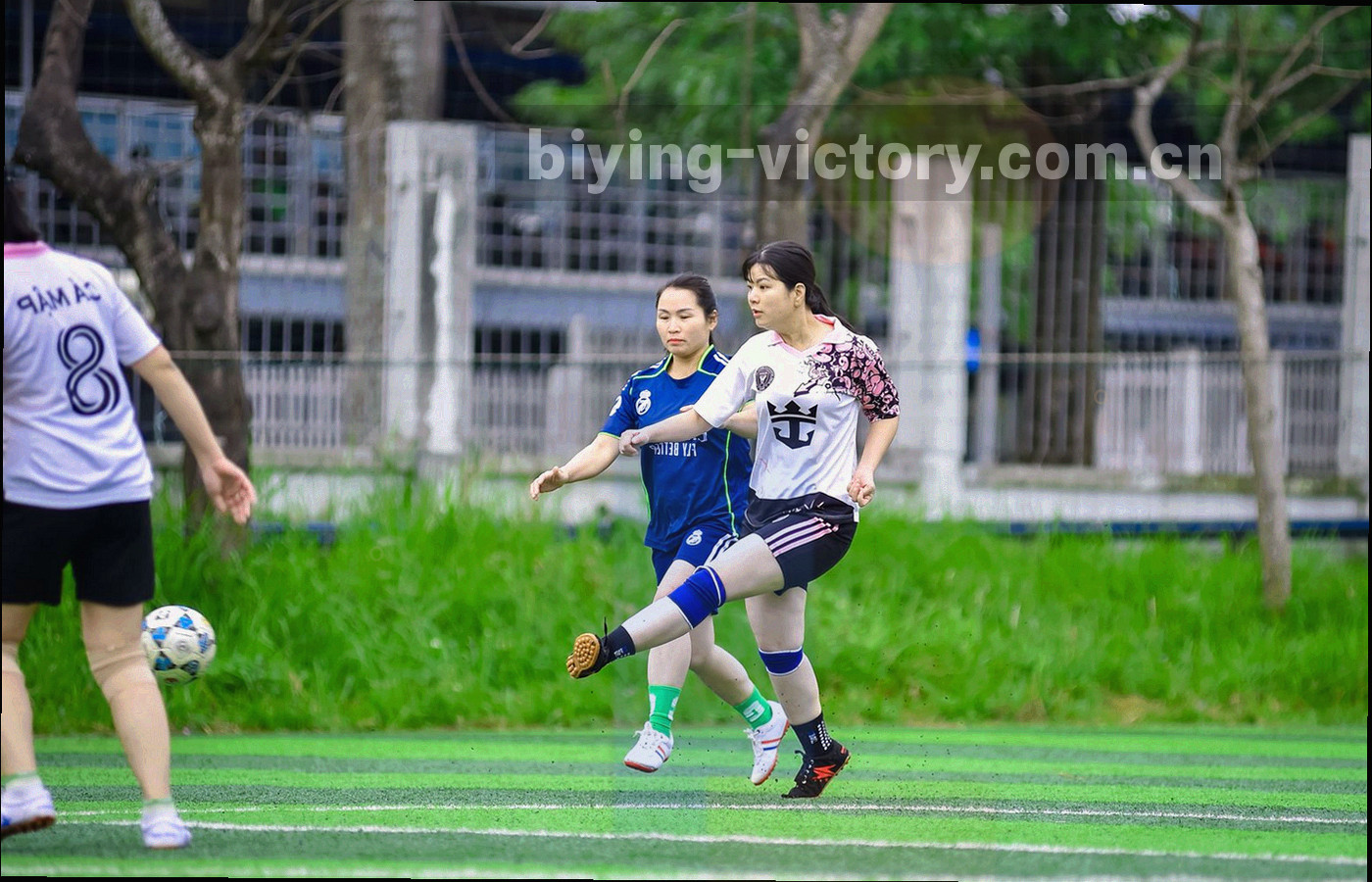 赛场对角线构图的动态模糊画面，突出跑道与场地线条